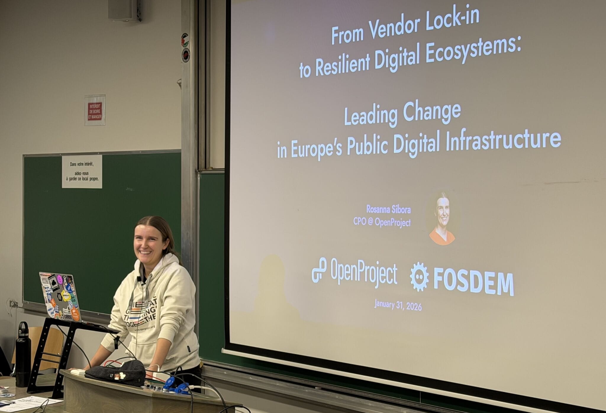 Rosanna Sibora, directrice des produits chez OpenProject, lors de sa présentation sur la conduite du changement vers l’open source au FOSDEM